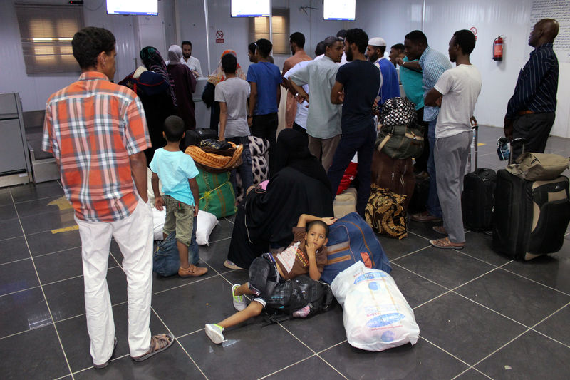 © Reuters. مسافرون ينتظرون في صفوف طويلة بمطار مصراته بعد إغلاق مطار طرابلس بسبب القتال