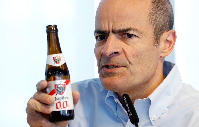 © Reuters. Presidente-executivo da Anheuser-Busch InBev segura garrafa de cerveja não -alcoólica em uma entrevista em Leuven