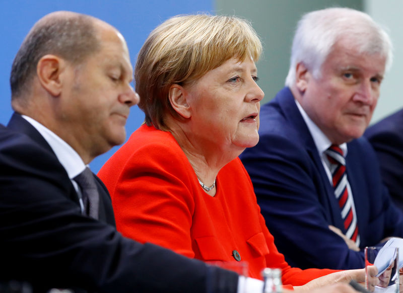 © Reuters. German Finance Minister Olaf Scholz, Chancellor Angela Merkel and Interior Minister Horst Seehofer address a news conference following the so called a housing summit on rising rents in many German cities