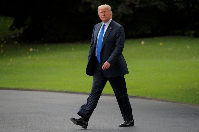 © Reuters. Президент США Дональд Трамп на лужайке Белого дома в Вашингтоне