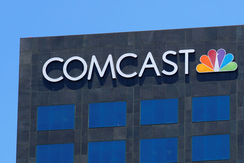 © Reuters. FILE PHOTO - The Comcast NBC logo is shown on a building in Los Angeles, California