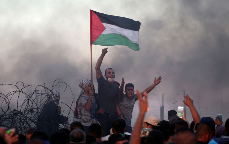 © Reuters. مسؤولون: مقتل فلسطيني وإصابة عشرات بنيران إسرائيلية خلال احتجاج في غزة