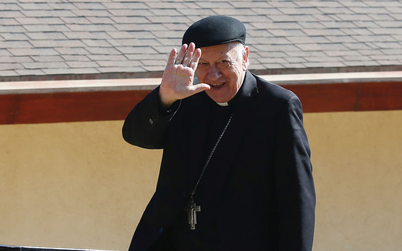 © Reuters. Archbishop of Santiago, Ricardo Ezzati waves to the media during a meeting of the Chile's Episcopal Conference in Punta de Tralca
