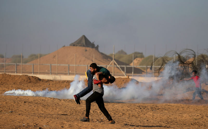 © Reuters. Palestino ferido é retirado de protesto em Gaza