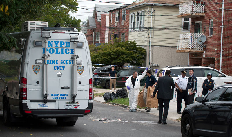 © Reuters. Policiais se reúnem do lado de fora de uma creche em Nova York