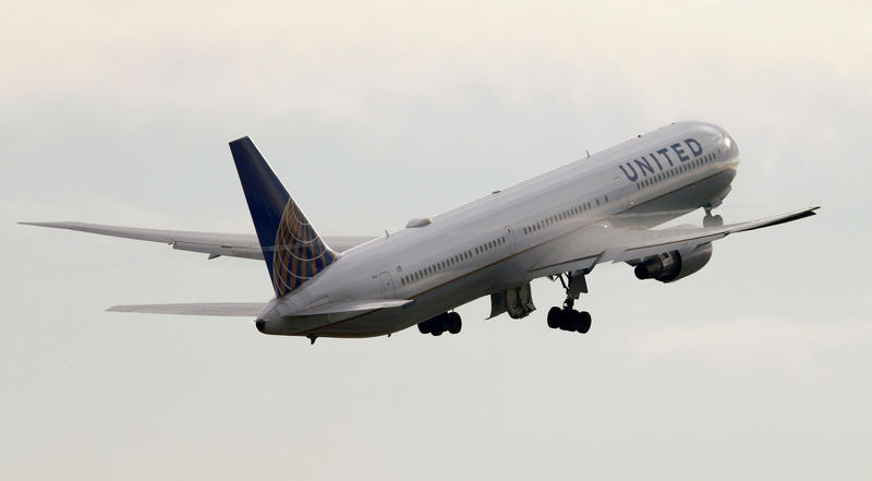 © Reuters. FILE PHOTO: United Airlines Boeing 767 aircraft takes off from Zurich Airport