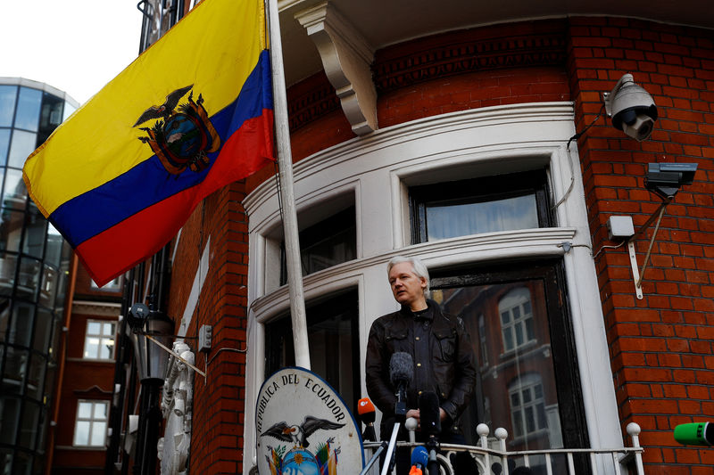© Reuters. WikiLeaks founder Julian Assange is seen on the balcony of the Ecuadorian Embassy in London