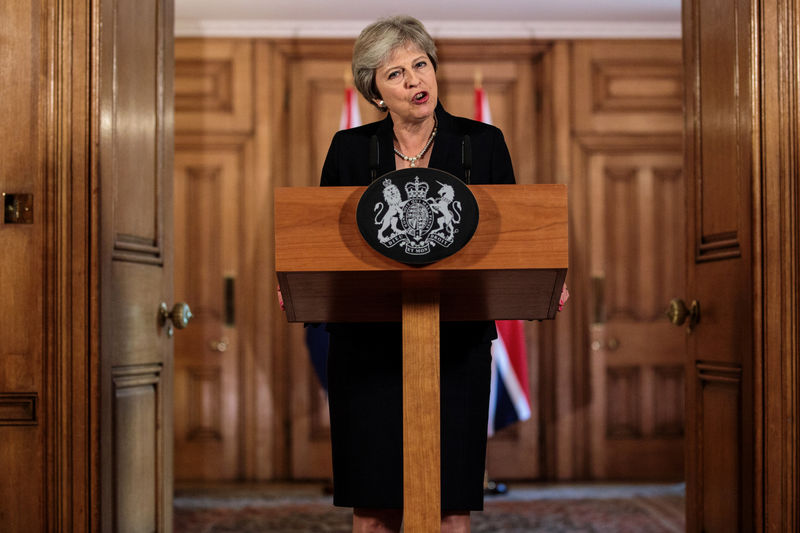 © Reuters. Britain's Prime Minister Theresa May makes a statement on Brexit negotiations with the European Union at Number 10 Downing Street, London