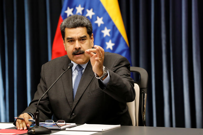 © Reuters. Venezuela's President Nicolas Maduro gestures as he talks to the media during a news conference at Miraflores Palace in Caracas