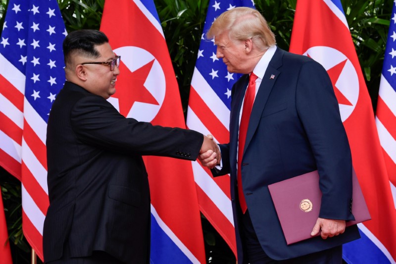 © Reuters. Presidente dos EUA, Donald Trump, e líder da Coreia do Norte, Kim Jong Un, durante cúpula em Cingapura