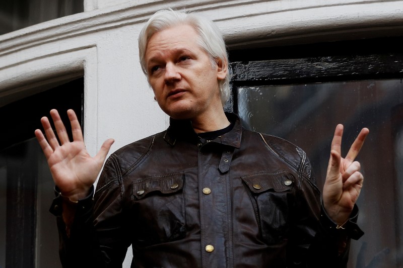 © Reuters. Fundador do WikiLeaks, Julian Assange, na embaixada do Equador em Londres