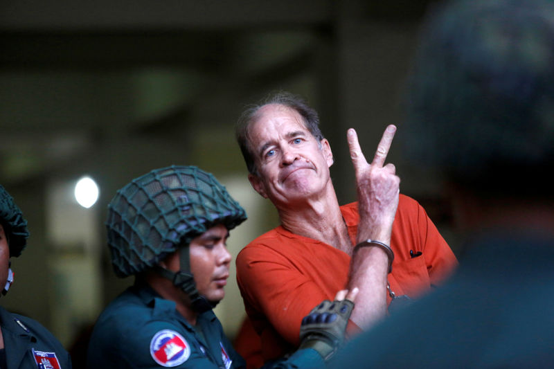© Reuters. Australian filmmaker James Ricketson gestures as he leaves the Municipal Court of Phnom Penh