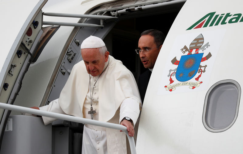 © Reuters. البابا يصل ليتوانيا في مستهل جولة بدول البلطيق