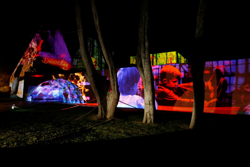 © Reuters. مهرجان أضواء يبهر الزوار في بلدة سياحية برتغالية