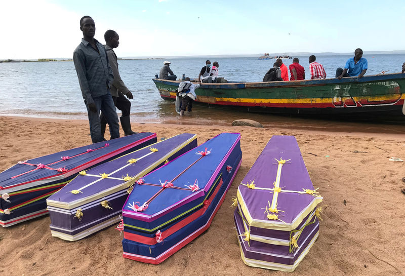 © Reuters. La cifra de muertos por naufragio de ferry en Tanzania sube a 218