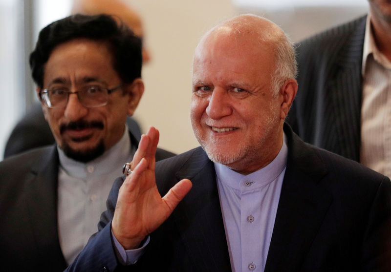 © Reuters. FILE PHOTO: Iran's Oil Minister Zanganeh arrives for an OPEC meeting in Vienna