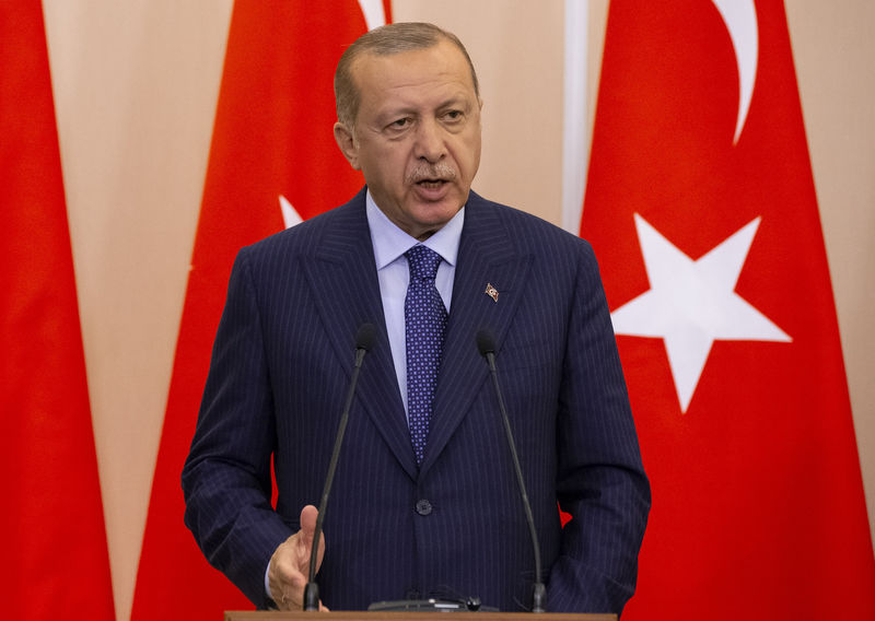 © Reuters. FILE PHOTO: Turkish President Erdogan speaks during a news conference
