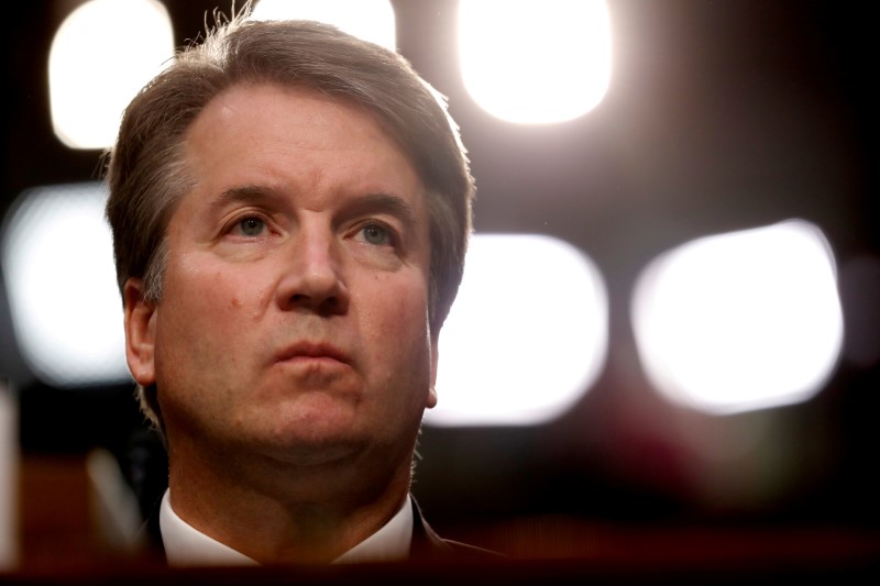 © Reuters. امرأة تتهم المرشح لمنصب المحكمة العليا الأمريكية بالاعتداء الجنسي تدلي بشهادتها