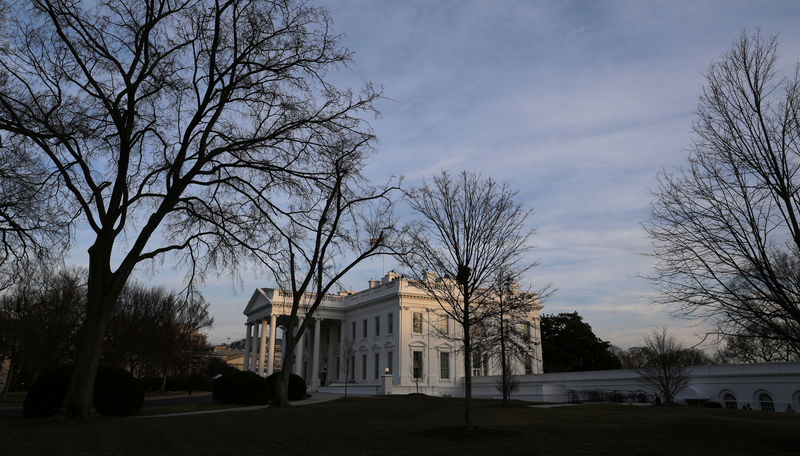 © Reuters. The White House is seen as the sun sets in the third week of the new Trump administration in Washington