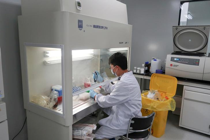 © Reuters. FILE PHOTO: A scientist works at Zai Labo's drug development facility in Shanghai