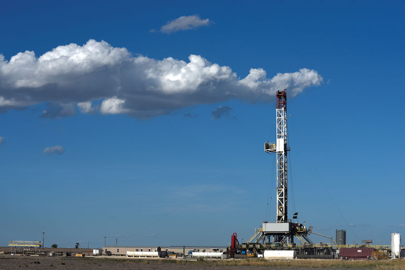 © Reuters. A horizontal drilling rig on a lease owned by Parsley Energy operates in the Permian Basin near Midland