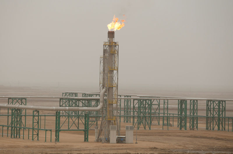 © Reuters. FILE PHOTO: Excess gas is burnt off at a pipeline at the Zubair oilfield in Basra