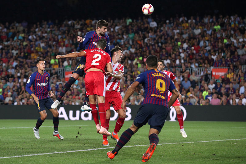 © Reuters. Gerard Piqué cabecea y anota el segundo gol de Barcelona contra Girona