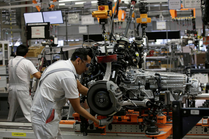 © Reuters. Employees works at an Audi Q5 2.0 production line of the German car manufacturer's plant during a media tour in San Jose Chiapa