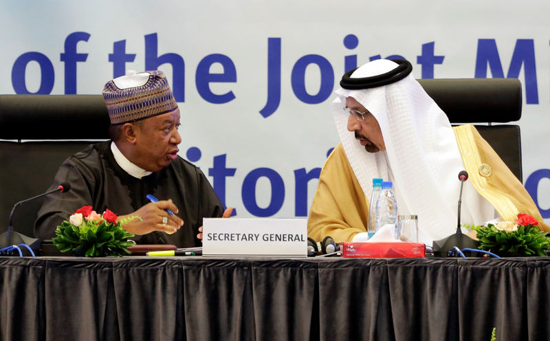 © Reuters. Министр энергетики Саудовской Аравии Халид аль-Фалих и генеральный секретарь ОПЕК Мохаммед Баркиндо на заседании министерского мониторингового комитета ОПЕК+ в Алжире