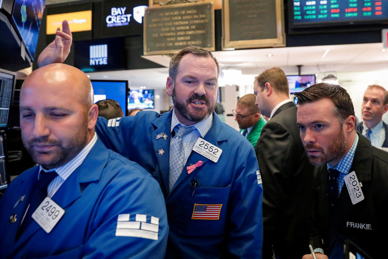 © Reuters. FILE PHOTO: Traders work on the floor of the NYSE in New York