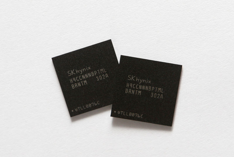 © Reuters. FILE PHOTO: Picture illustration of mobile memory chips made by chipmaker SK Hynix taken in Seoul