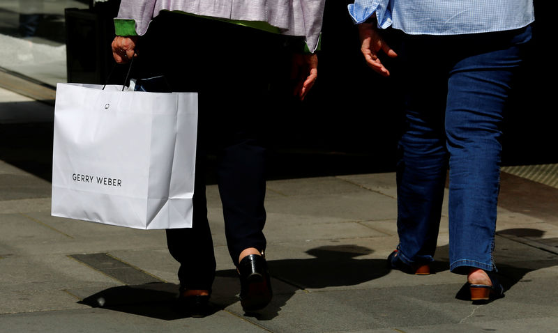 © Reuters. A women carries a shopping bag of German fashion brand Gerry Weber in Vienna