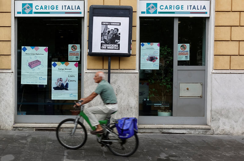 © Reuters. Una filiale della banca Carige a Roma