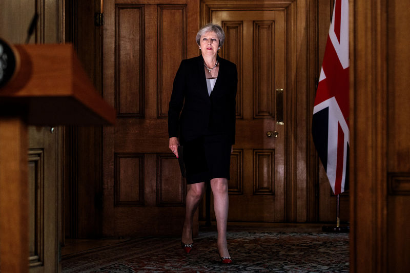 © Reuters. Britain's Prime Minister Theresa May arrives to make a statement on Brexit negotiations with the European Union at Number 10 Downing Street, London