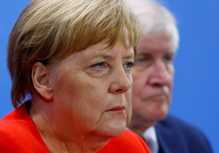 © Reuters. FILE PHOTO: German Chancellor Angela Merkel and Interior Minister Horst Seehofer address a news conference following the so called a housing summit on rising rents in many German cities and a general shortage of affordable housing in Berlin