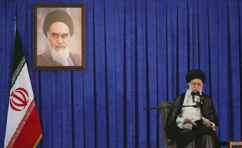 © Reuters. Líder supremo do Irã, aiatolá Ali Khamenei, discursa durante cerimônia em Teerã