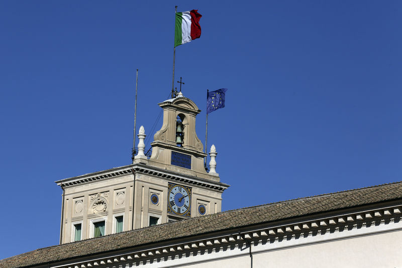 © Reuters. The Italian and European Union flags flutter in the wind at the Quirinale presidential palace in Rome