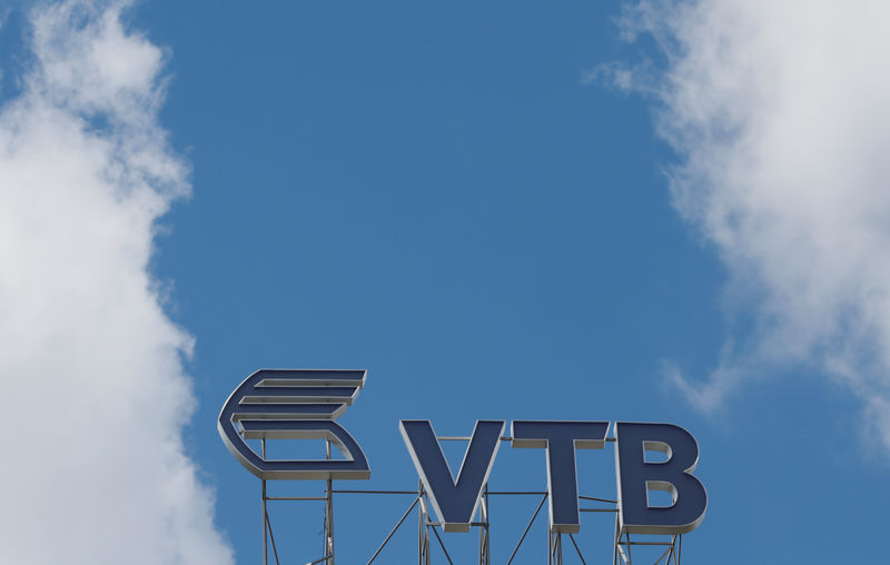 © Reuters. Логотип ВТБ на здании штаб-квартиры украинской "дочки" банка в Киеве