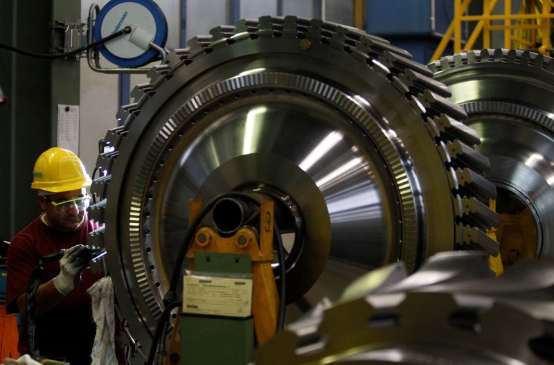 © Reuters. FILE PHOTO: Employee of Siemens AG works on gas turbine in Berlin