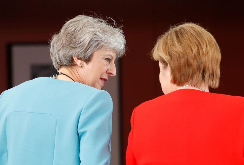 © Reuters. German Chancellor Angela Merkel receives Britain's Prime Minister Theresa May in Berlin