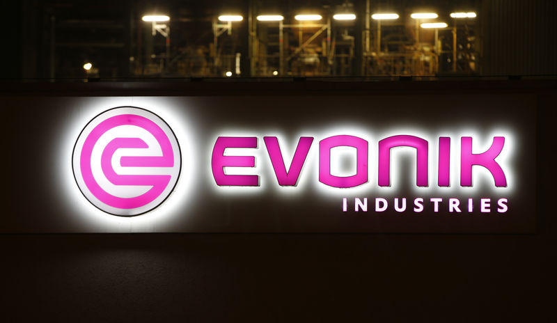 © Reuters. The logo of German specialty chemical company Evonik Industries AG is pictured at their plant in Bitterfeld