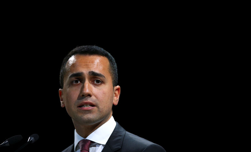 © Reuters. Italian Minister of Labor and Industry Luigi Di Maio speaks at the Italian Business Association Confcommercio meeting in Rome
