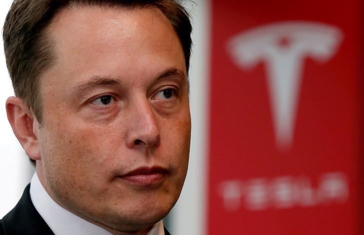 © Reuters. FILE PHOTO: Tesla Motors Inc Chief Executive Elon Musk pauses during a news conference in Tokyo