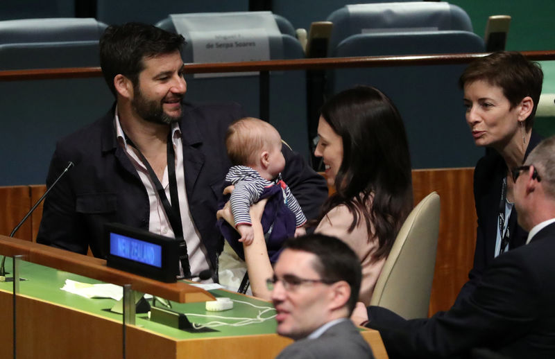 © Reuters. New Zealand Prime Minister Jacinda Ardern holds her baby before speaking at the Nelson Mandela Peace Summit during the 73rd United Nations General Assembly in New York