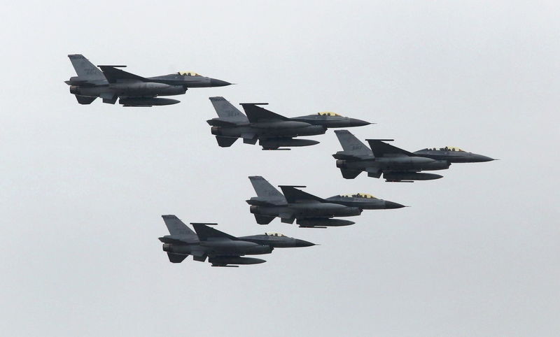 © Reuters. Taiwan Air Force's F-16 fighter jets fly during the annual Han Kuang military exercise at an army base in Hsinchu