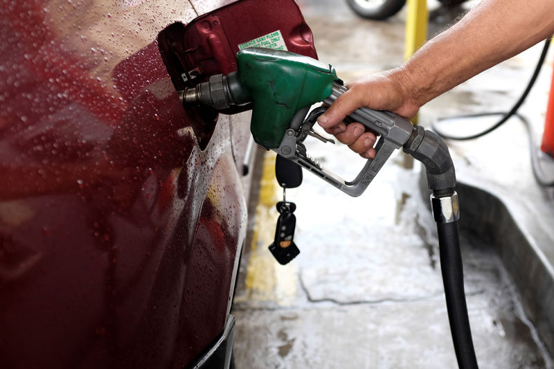 © Reuters. Gas station worker pumps fuel into a car at a gas station of the Venezuelan state-owned oil company PDVSA in Caracas