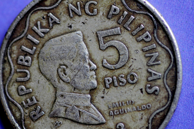 © Reuters. FILE PHOTO: Illustration photo of a Philippines Peso coin