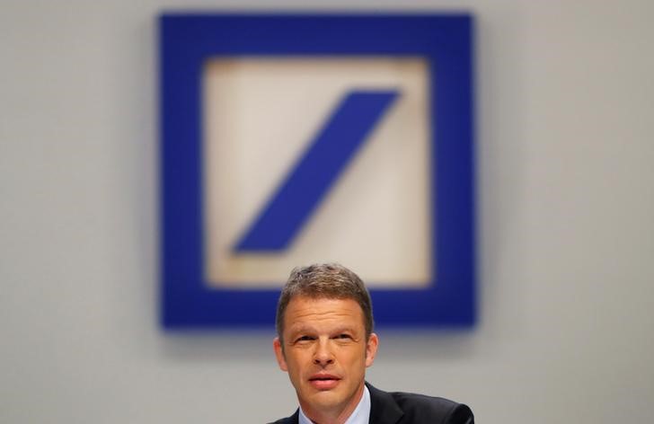 © Reuters. FILE PHOTO: Christian Sewing, new CEO of Germany's Deutsche Bank, addresses the audience during the bank's annual meeting in Frankfurt