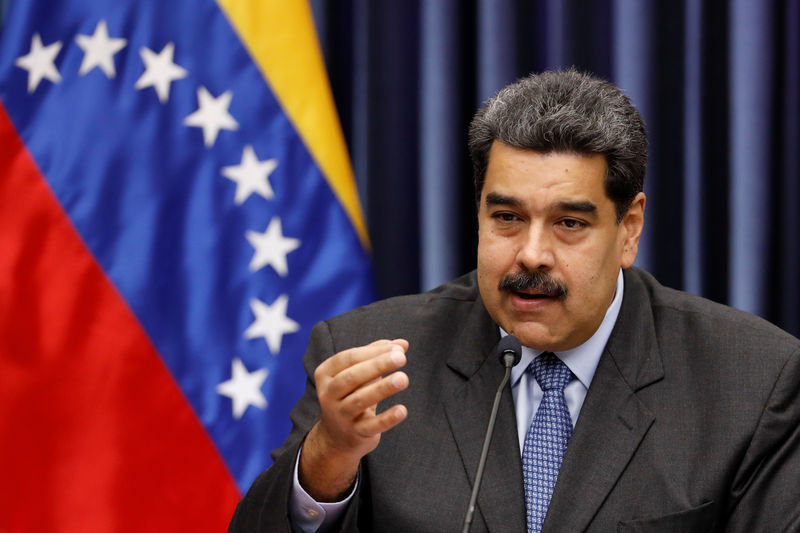 © Reuters. Venezuela's President Nicolas Maduro talks to the media during a news conference at Miraflores Palace in Caracas