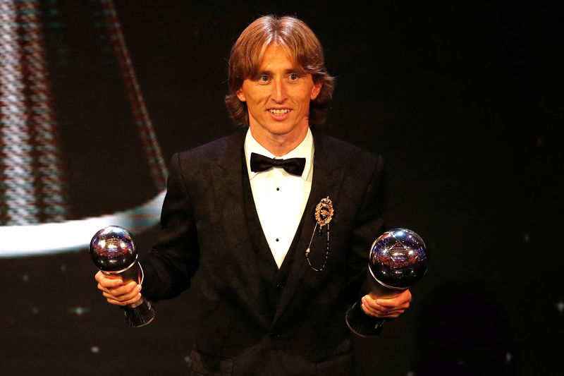 © Reuters. El croata Luka Modric posa junto a los premios recibidos, entre ellos el de Mejor Jugador 2018, en una ceremonia de la FIFA en Londres